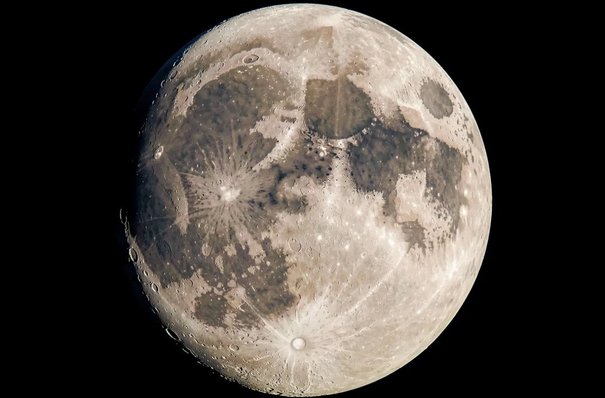 Gros plan détaillé de la surface de la lune castor avec cratères et reliefs lunaires visibles