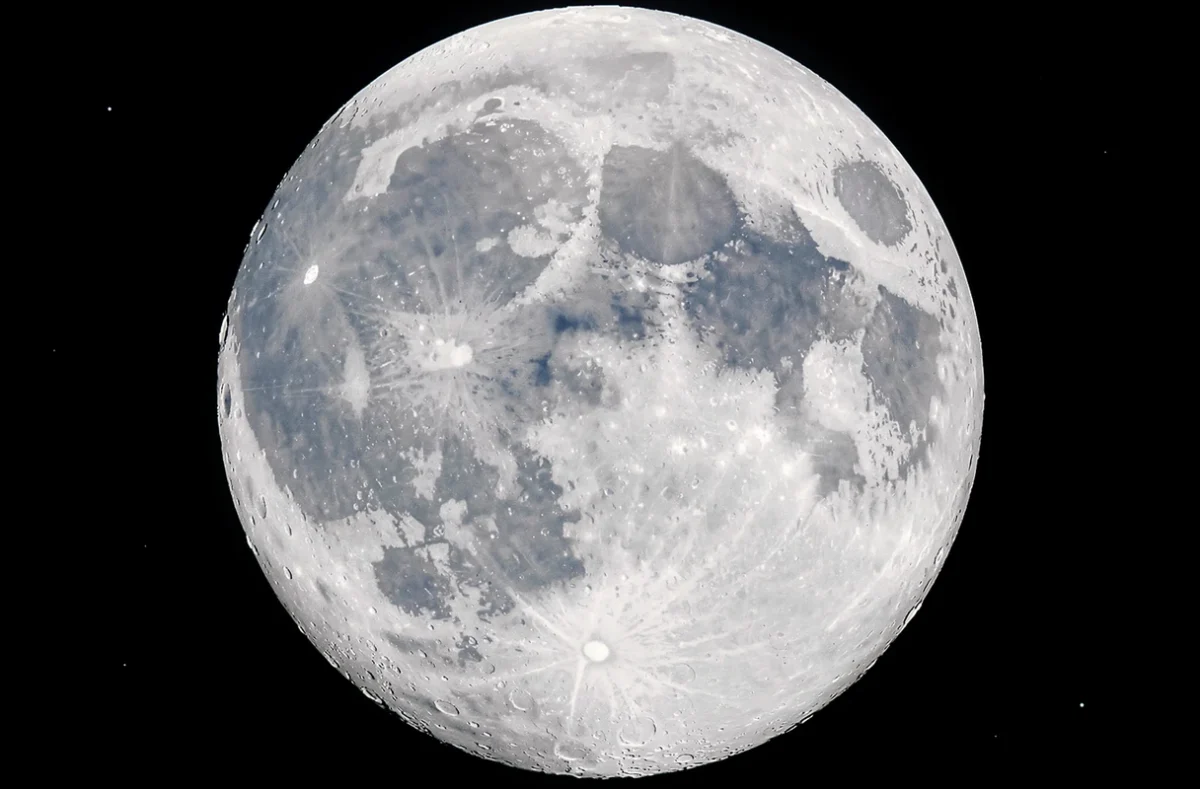 Gros plan détaillé de la surface d'une super Lune bleue montrant les cratères et teintes bleutées caractéristiques du phénomène lunaire rare